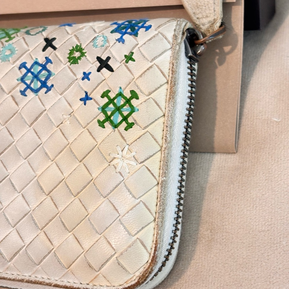 Bottega Veneta RARE ‘Meadow’ White Embroidered Intrecciato Flower Wallet W/ Box - Picture 3 of 15